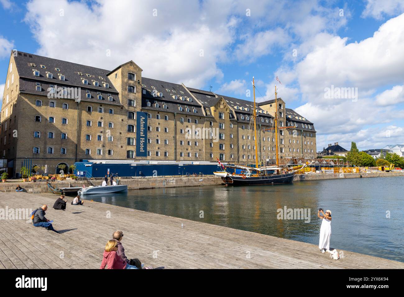 L'Hotel Admiral a Copenhagen, in un ex edificio di magazzini, e il solarium dello spazio urbano Kvæsthus Pier, Danimarca, Europa Foto Stock