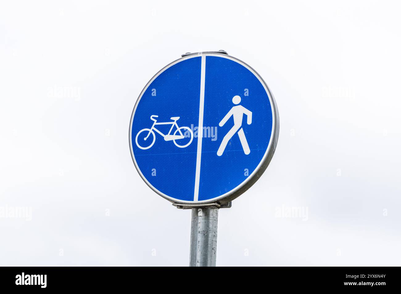 Segnaletica del percorso pedonale e ciclabile isolata contro il cielo grigio. Segno di pista ciclabile e pedonale. Foto Stock