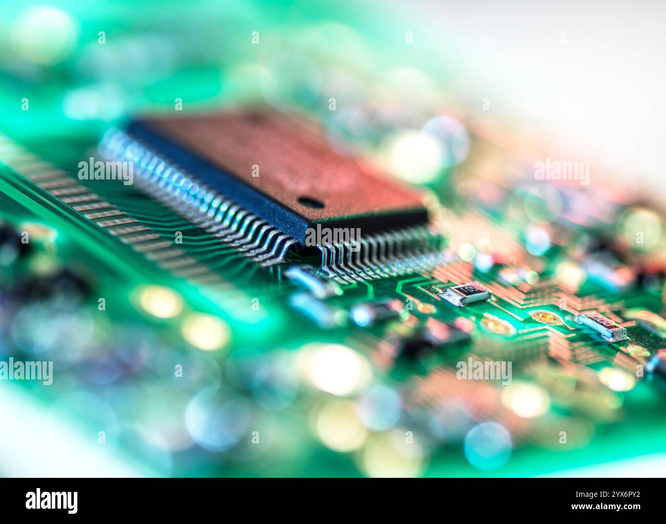 Primo piano di un chip del computer su una scheda a circuito stampato. Foto Stock