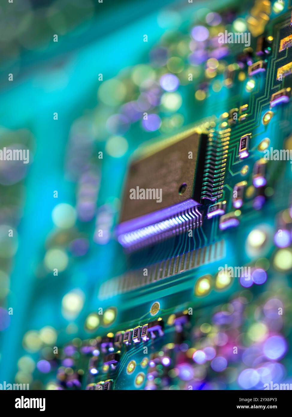 Primo piano di un chip del computer su una scheda a circuito stampato. Foto Stock