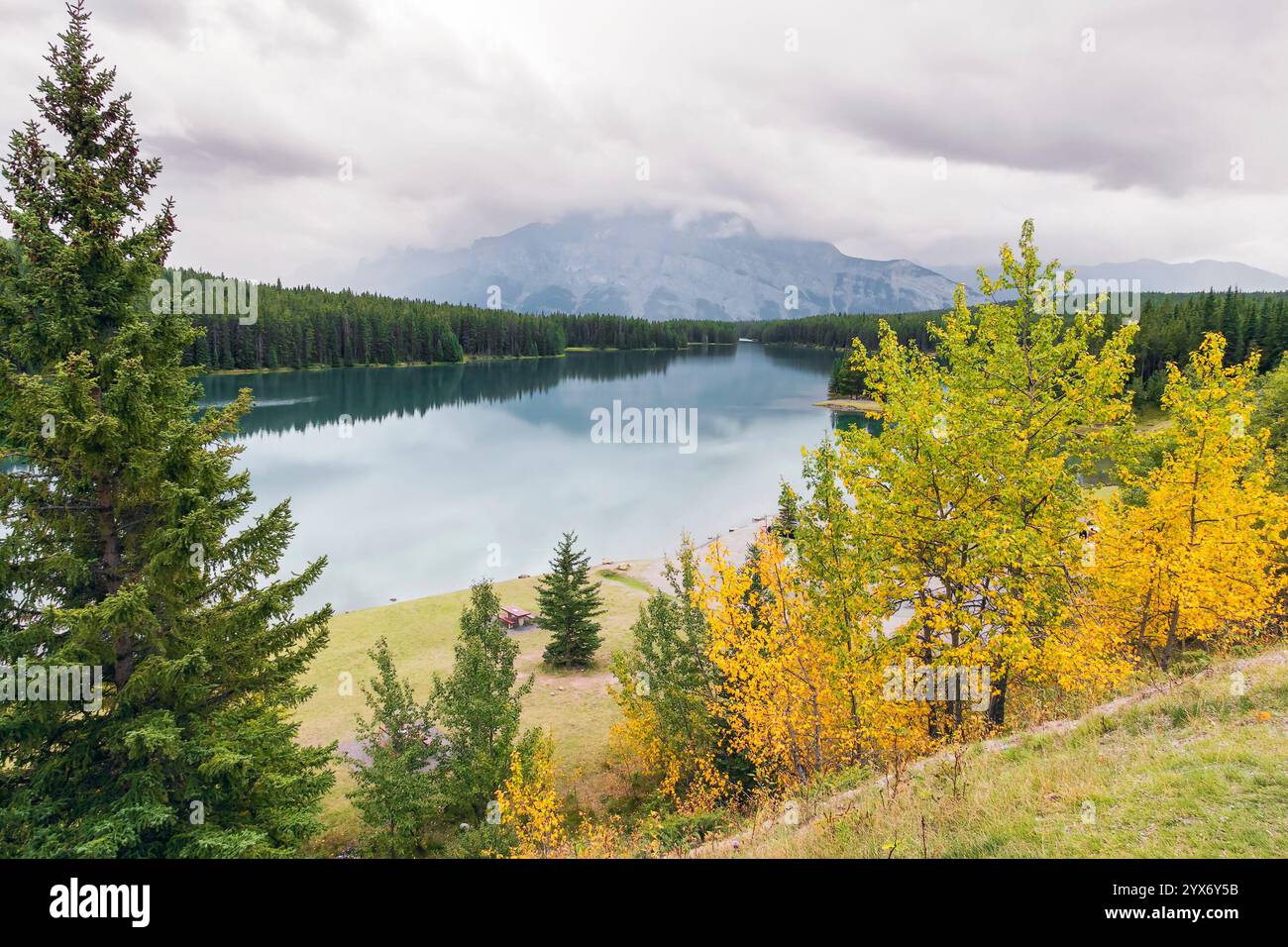 Due Jack Lake in autunno. Parco nazionale di Banff. Alberta. Canada Foto Stock