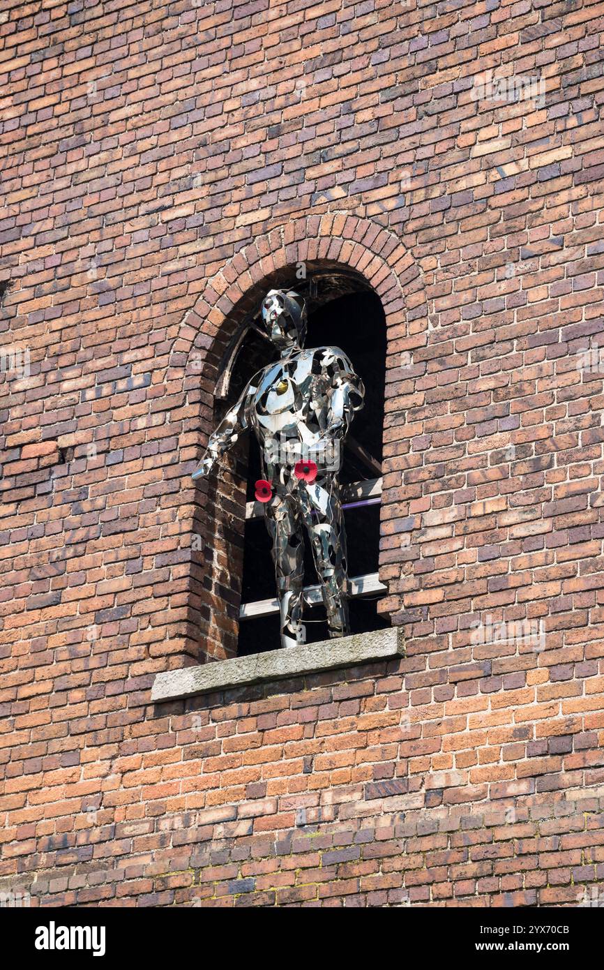 Statua del soldato di stagno presso Bettisfield Colliery storica area mineraria del 1872 vicino a Bagillt nel Flintshire, accanto all'estuario del fiume Dee nel Galles del Nord Foto Stock