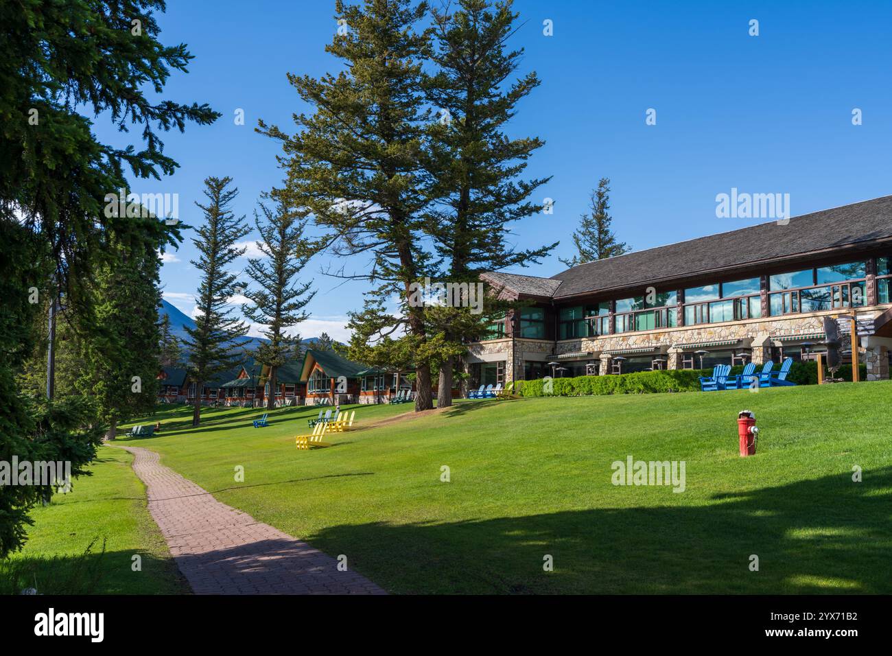 Baite sul lago Beauvert Lake, Jasper National Park, Alberta, Canada. Sedie Adirondack sul Lac Beauvert Trail. Foto Stock