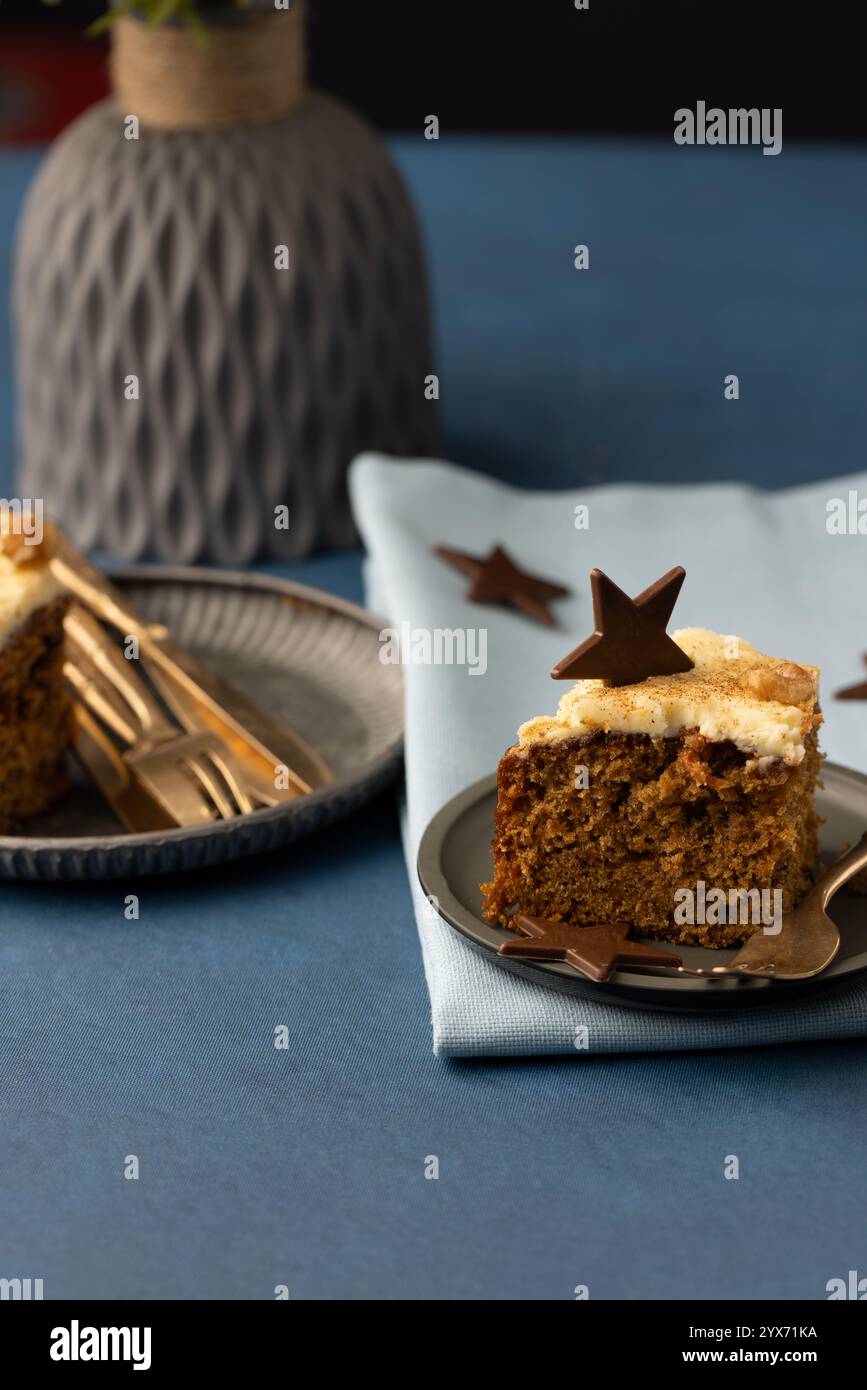 Un po' di torta placcata con una schiuma di formaggio morbido e un piatto con posate d'oro. Foto Stock