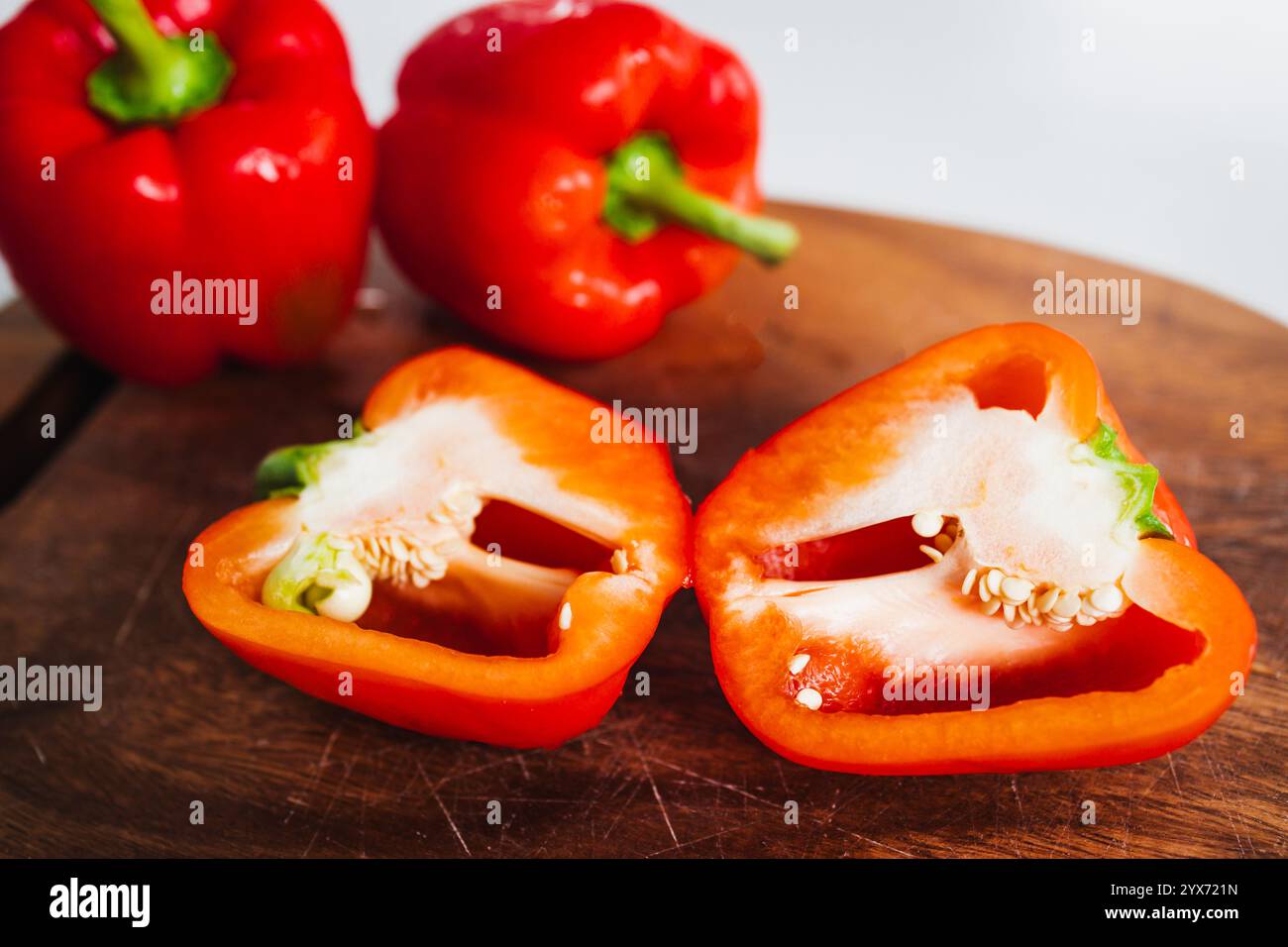 peperoni rossi freschi su tagliere in legno, concetto di ingredienti sani semplici e naturali Foto Stock peperoni rossi freschi su tagliere in legno, concetto di ingredienti sani semplici e naturali Foto Stock