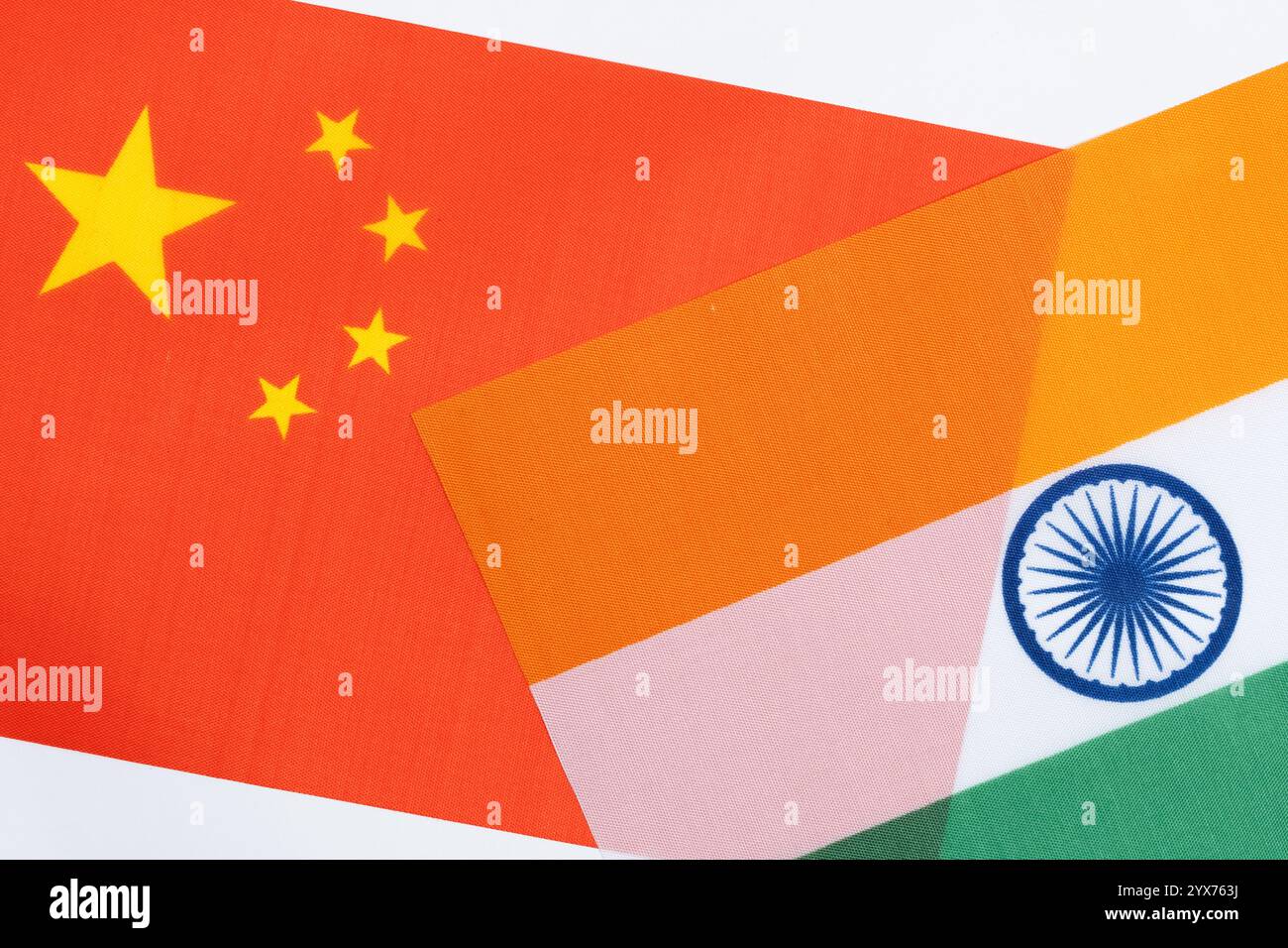 Bandiere nazionali della Cina e dell' India . Relazioni, partnership ed economia tra due paesi Foto Stock
