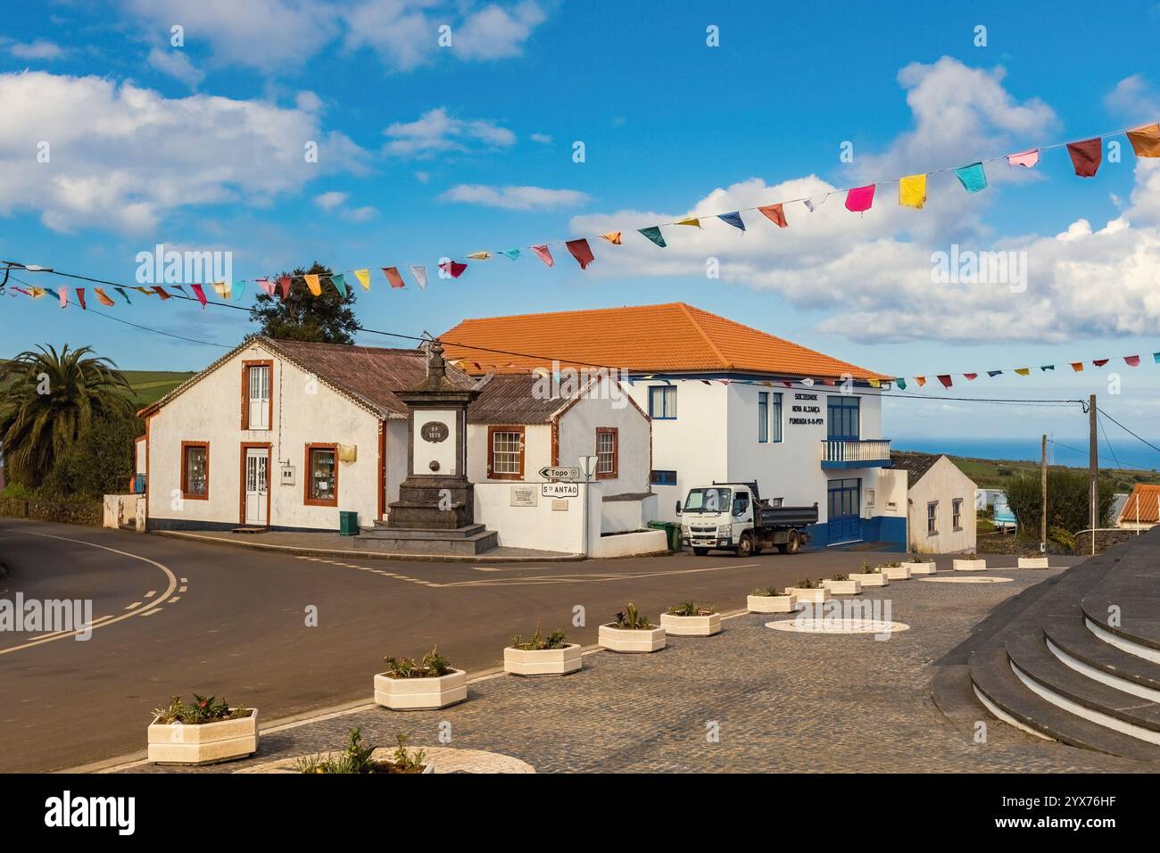 Casa storica nel villaggio sull'isola di Sao Jorge Azzorre Portogallo Foto Stock