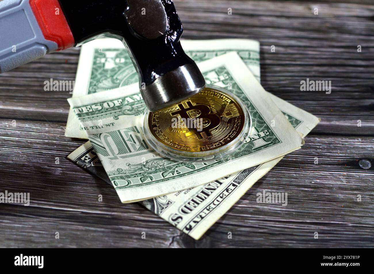 criptovaluta, dollari e un martello, martello e un bitcoin d'oro fisico, BTC la prima criptovaluta decentralizzata, valuta digitale del bitcoin cra Foto Stock