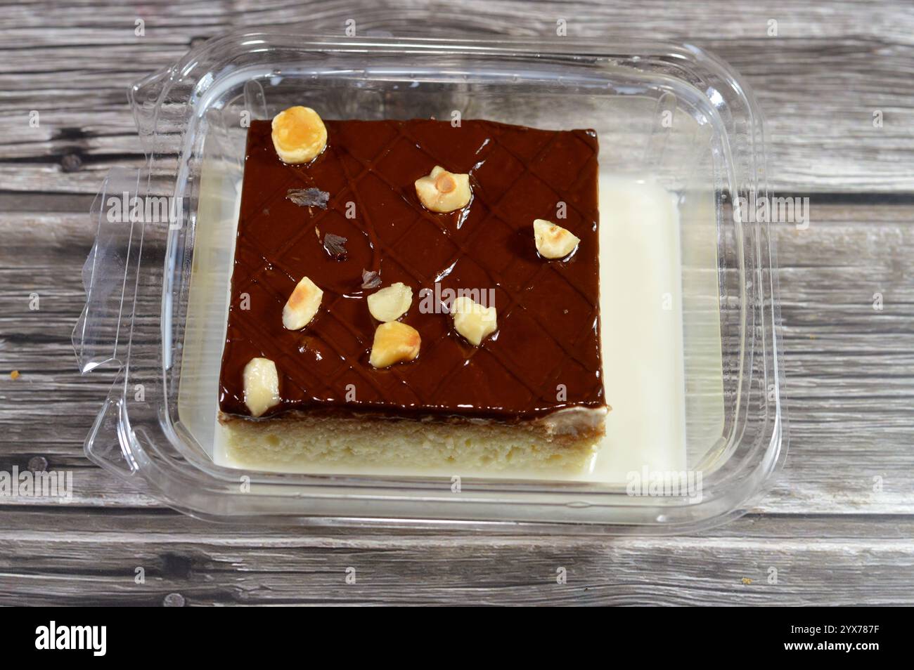 Pasta di cioccolato e nocciole sopra la torta Tres Leches, pan Tres Leches, pan pan pan cake imbevuto in 3 tipi di latte, evaporato, condensato e sbiancato Foto Stock