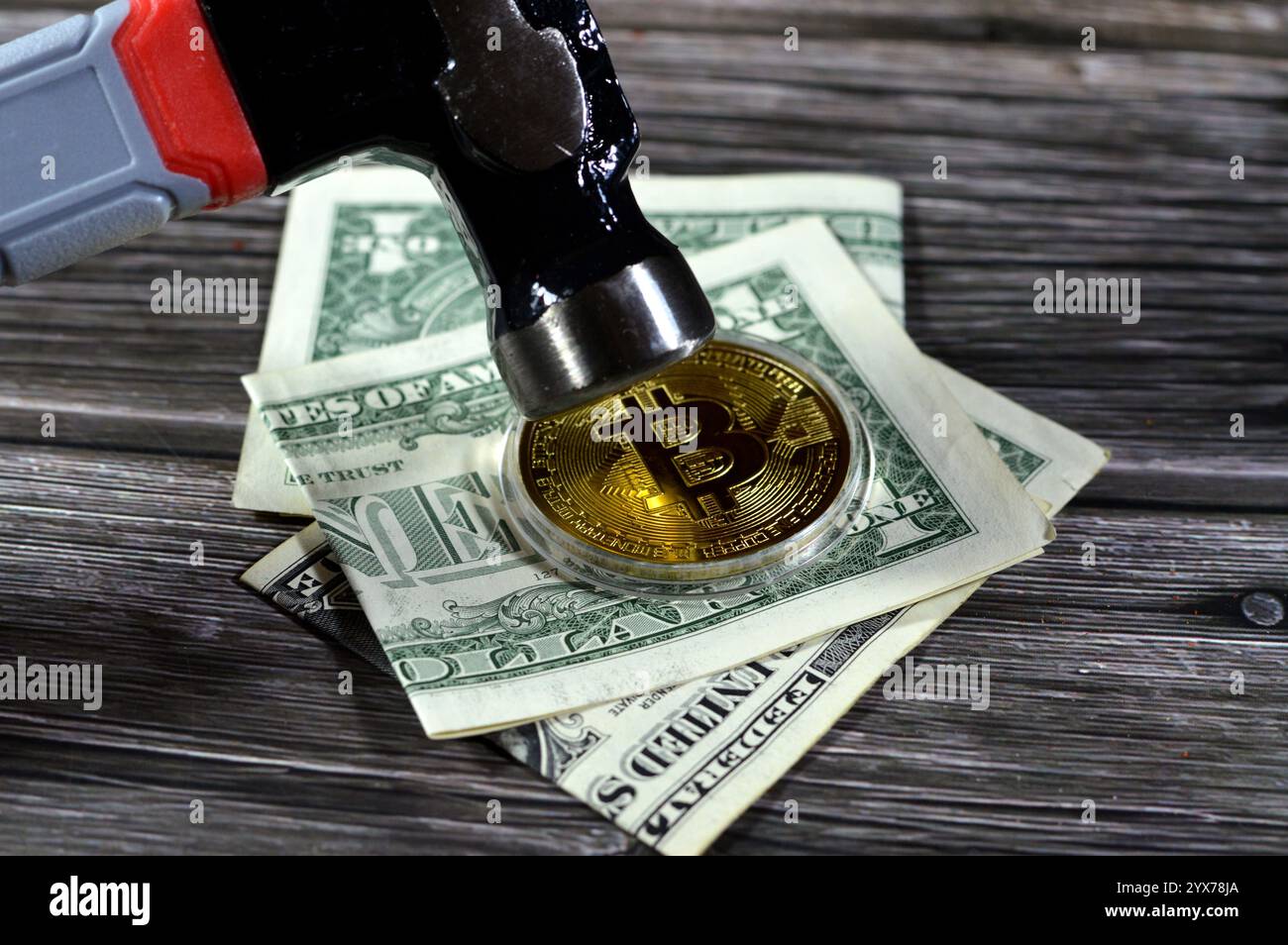 criptovaluta, dollari e un martello, martello e un bitcoin d'oro fisico, BTC la prima criptovaluta decentralizzata, valuta digitale del bitcoin cra Foto Stock