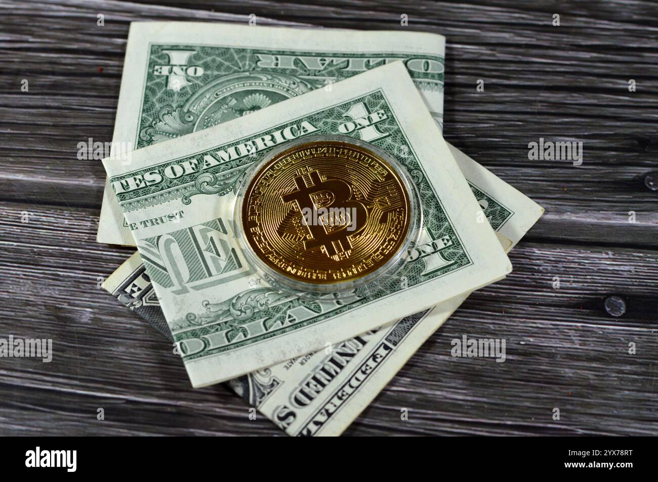 Banconota in dollari americani con moneta d'oro fisica Bitcoin, BTC la prima criptovaluta decentralizzata, nodi nella rete bitcoin P2P verificano la transazione Foto Stock
