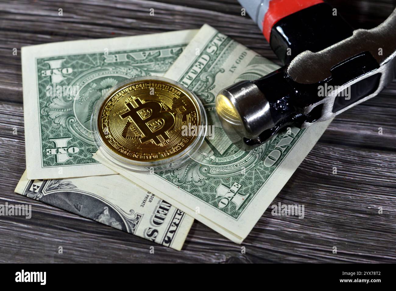 criptovaluta, dollari e un martello, martello e un bitcoin d'oro fisico, BTC la prima criptovaluta decentralizzata, valuta digitale del bitcoin cra Foto Stock