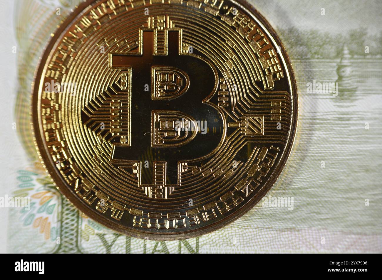 Banconota Yuan con moneta d'oro fisica Bitcoin, BTC la prima criptovaluta decentralizzata, nodi nella rete bitcoin P2P verificano i transactus Foto Stock
