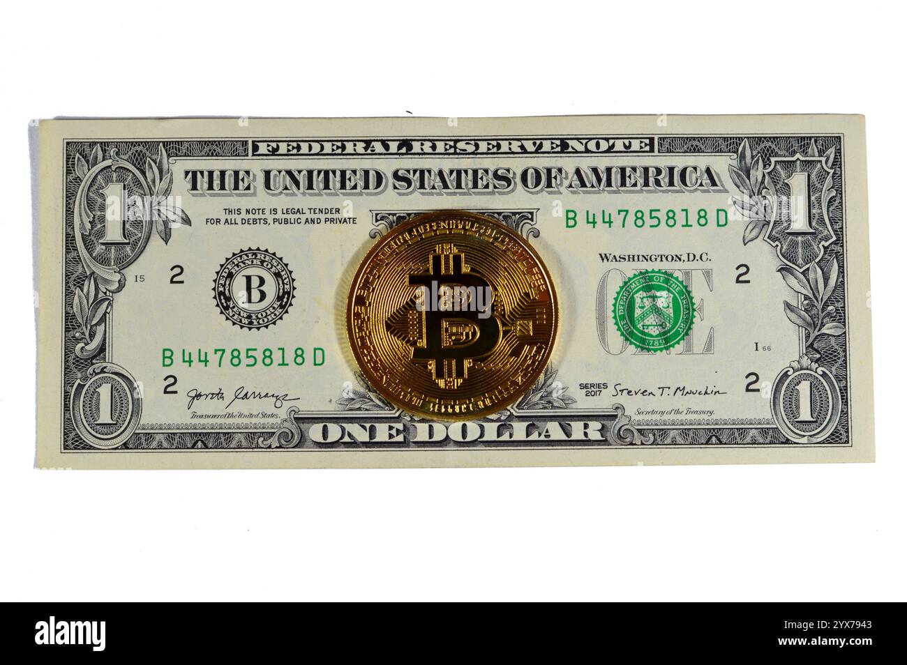 Banconota in dollari americani con moneta d'oro fisica Bitcoin, BTC la prima criptovaluta decentralizzata, nodi nella rete bitcoin P2P verificano la transazione Foto Stock