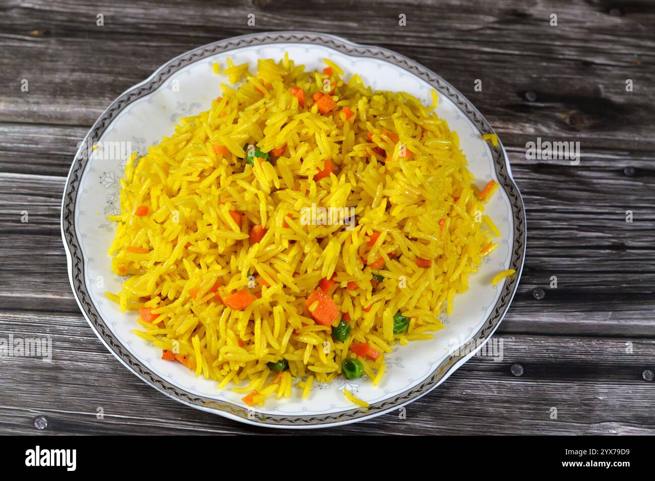 Riso Basmati giallo a chicco lungo con verdure, carote e piselli, riso caldo tradizionale cinese al vapore, solitamente servito con pollo con salsa di soia, swee Foto Stock