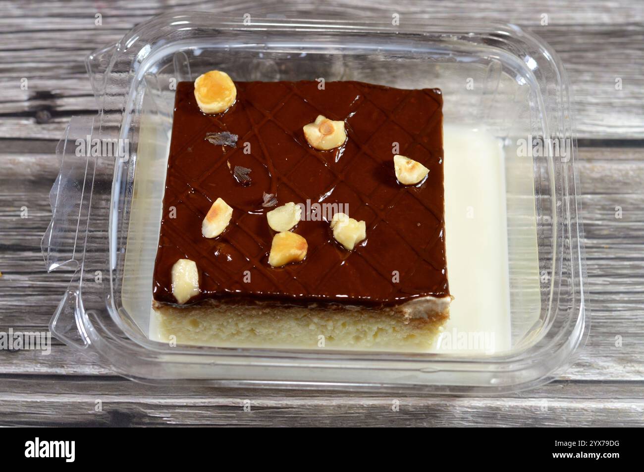 Pasta di cioccolato e nocciole sopra la torta Tres Leches, pan Tres Leches, pan pan pan cake imbevuto in 3 tipi di latte, evaporato, condensato e sbiancato Foto Stock