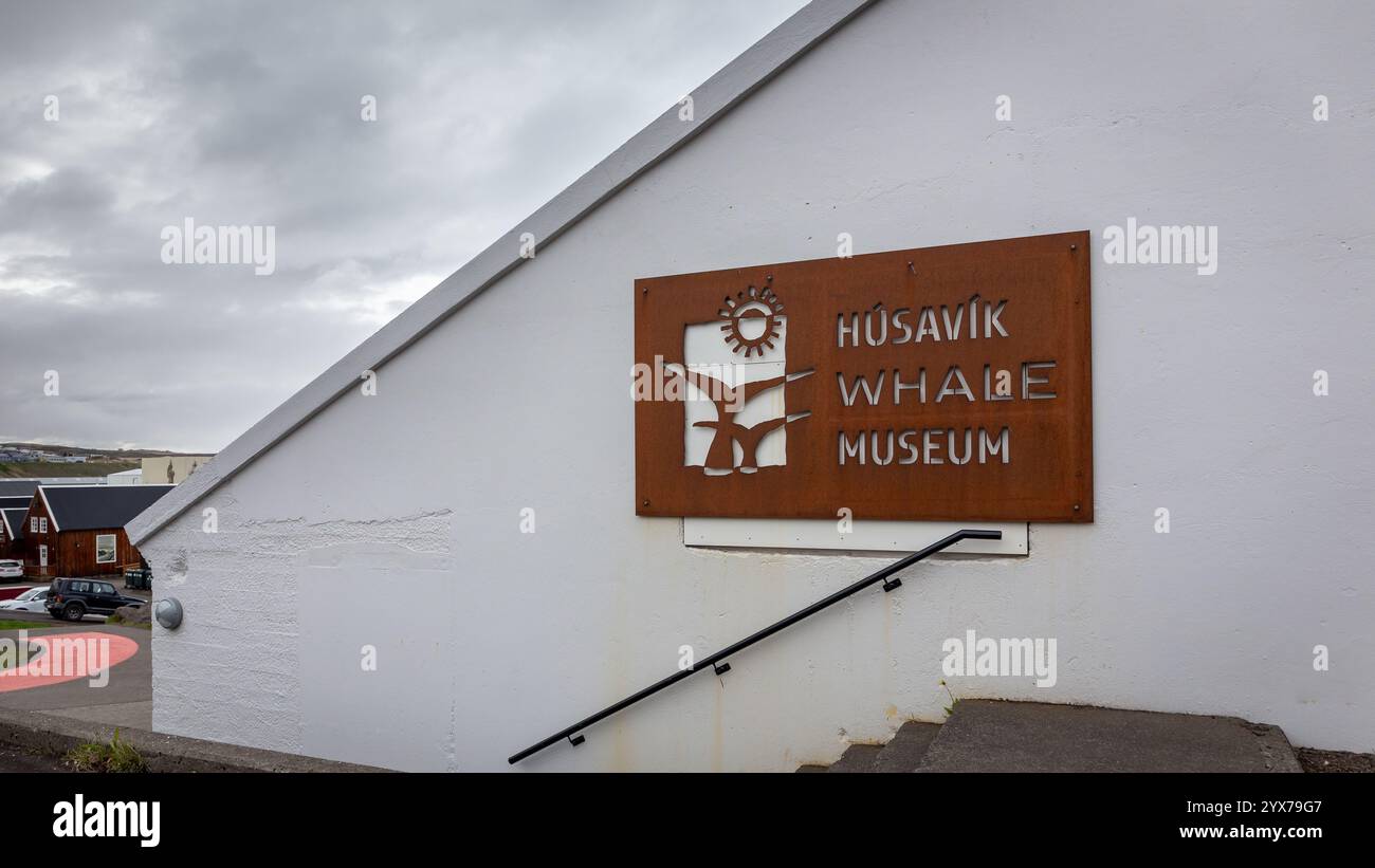 Husavik, Islanda, 21.05.22. Museo delle balene Husavik con mostre marine e balene, vista esterna della facciata dell'edificio e cartello. Foto Stock