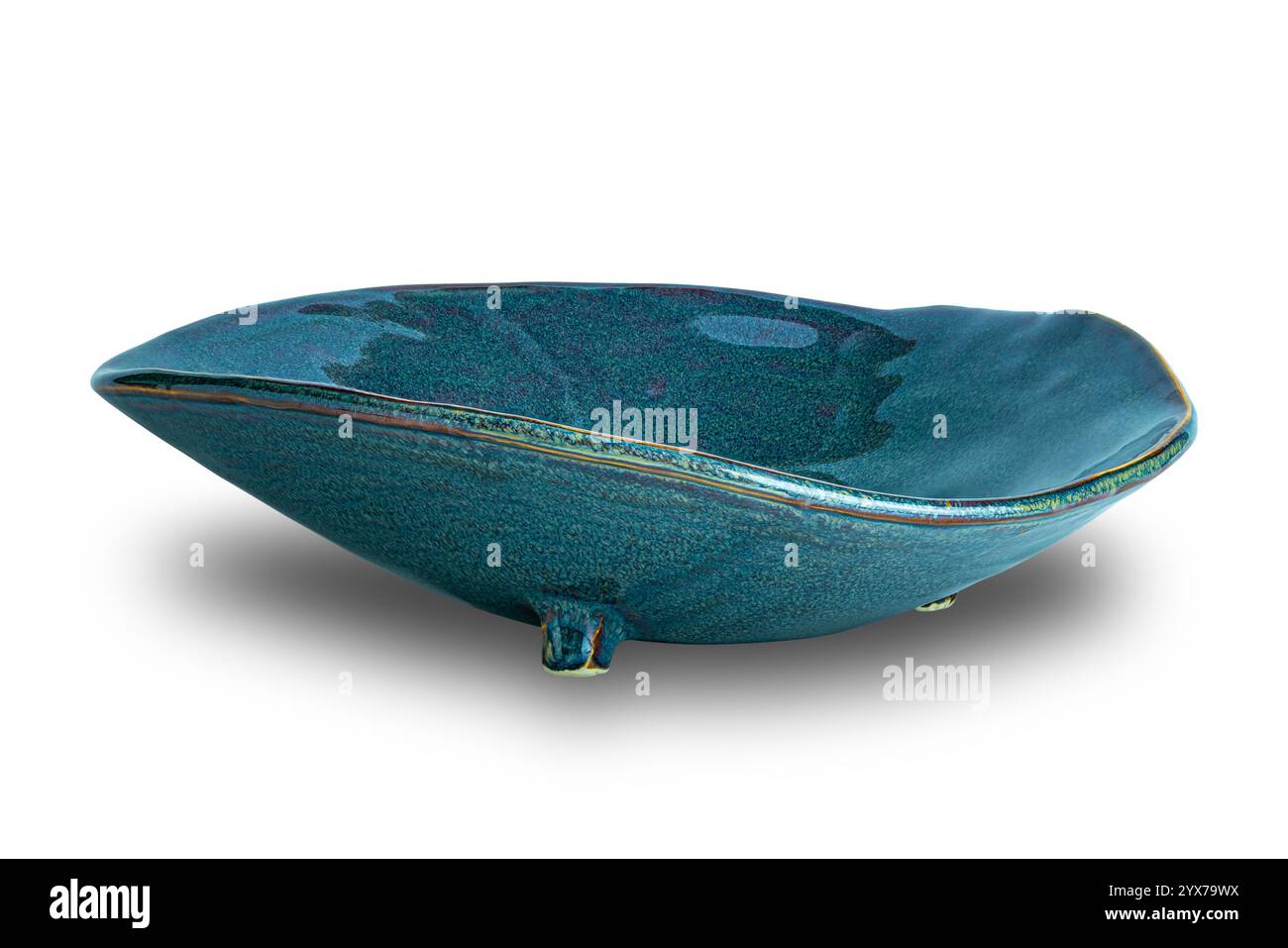 Vista della singola piastra in ceramica blu deformata vuota con tre gambe isolate su sfondo bianco con percorso di ritaglio. Foto Stock