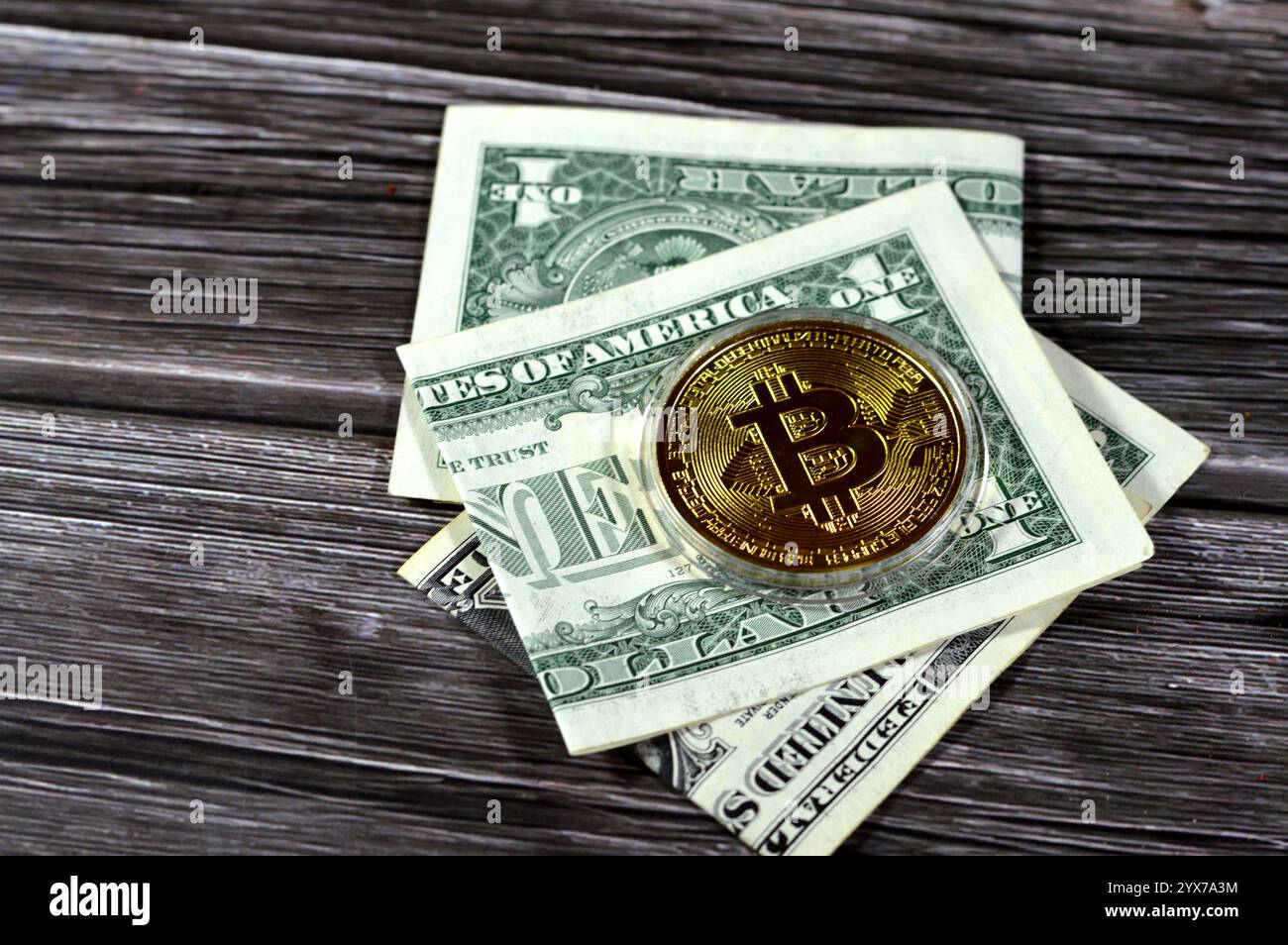Banconota in dollari americani con moneta d'oro fisica Bitcoin, BTC la prima criptovaluta decentralizzata, nodi nella rete bitcoin P2P verificano la transazione Foto Stock