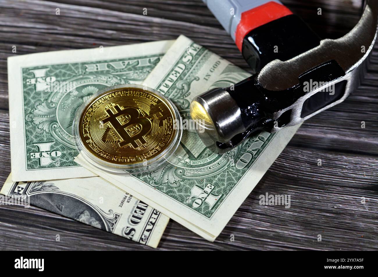 criptovaluta, dollari e un martello, martello e un bitcoin d'oro fisico, BTC la prima criptovaluta decentralizzata, valuta digitale del bitcoin cra Foto Stock