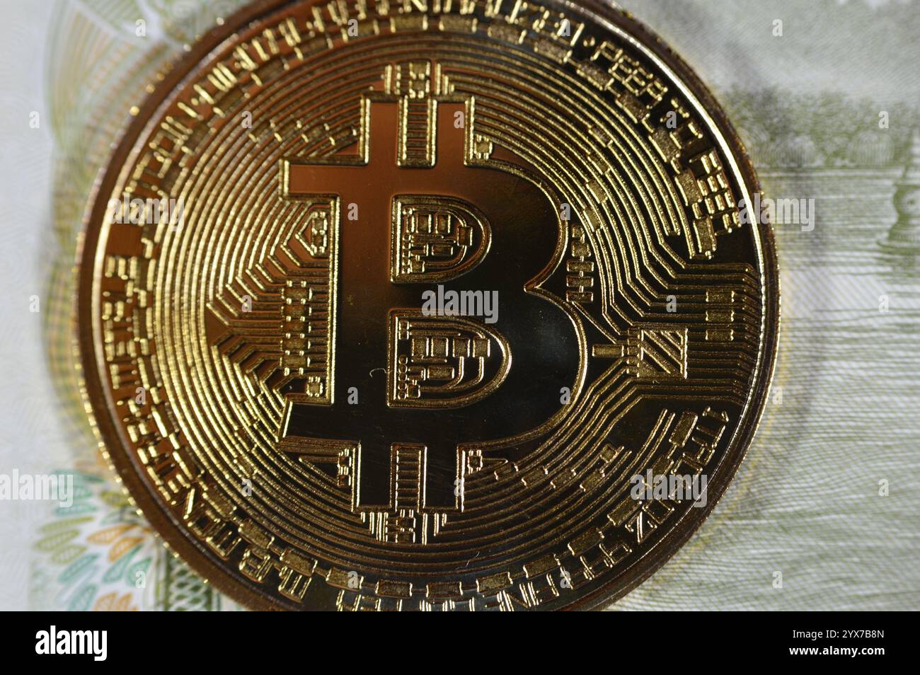 Banconota Yuan con moneta d'oro fisica Bitcoin, BTC la prima criptovaluta decentralizzata, nodi nella rete bitcoin P2P verificano i transactus Foto Stock
