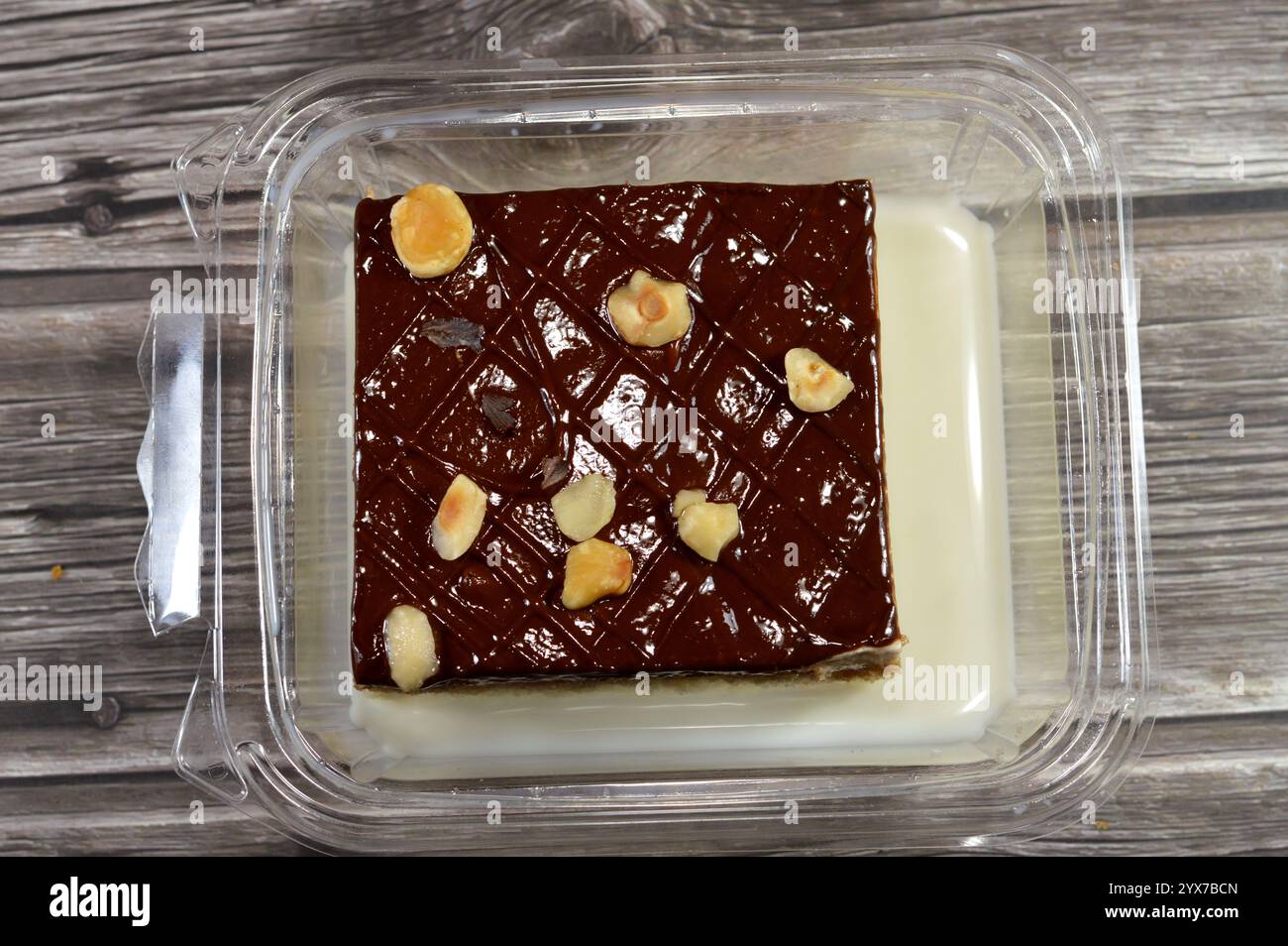 Pasta di cioccolato e nocciole sopra la torta Tres Leches, pan Tres Leches, pan pan pan cake imbevuto in 3 tipi di latte, evaporato, condensato e sbiancato Foto Stock