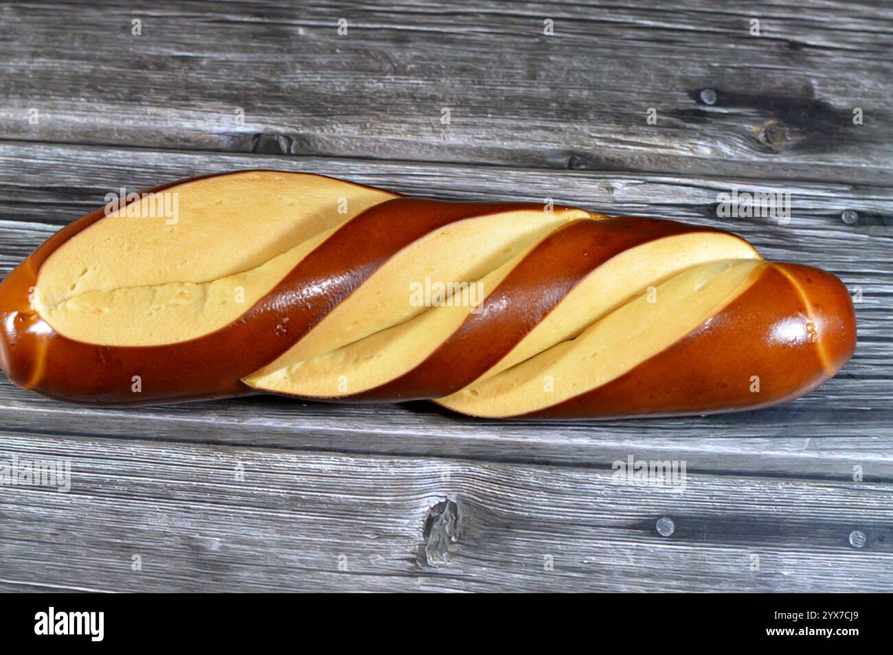 Panini lunghi con baguette, pasta cotta con impasto, panini morbidi e gommosi a base di lievito bolliti in una soluzione di bicarbonato, quindi cotti al forno, Foto Stock