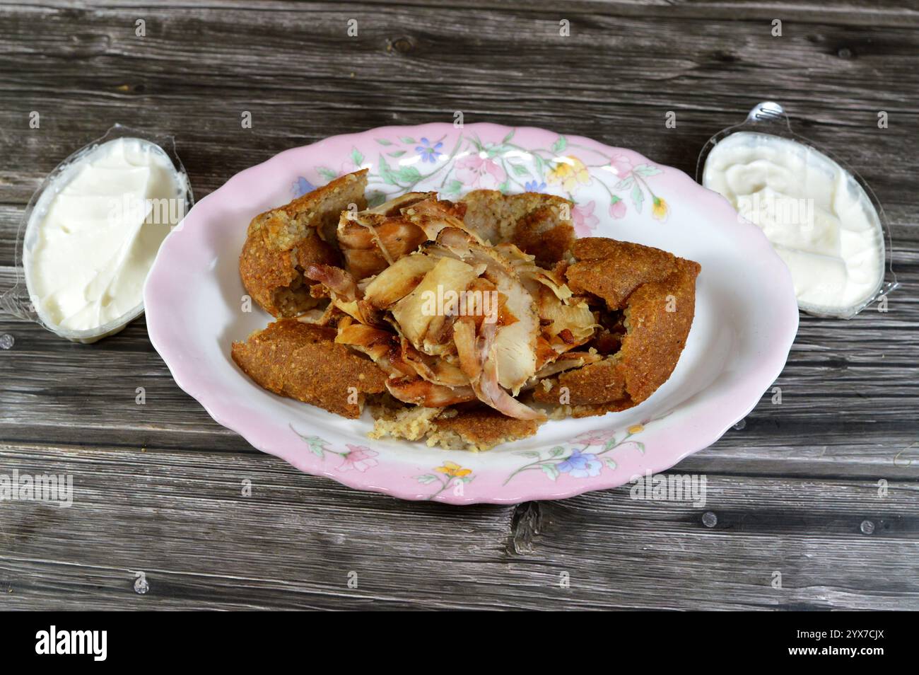 Shawarma di pollo fritto Kibbeh, Kibbeh a base di carne macinata magra speziata e grano bulgur, ripieno con fette di shawerma di pollo, servito di solito Foto Stock