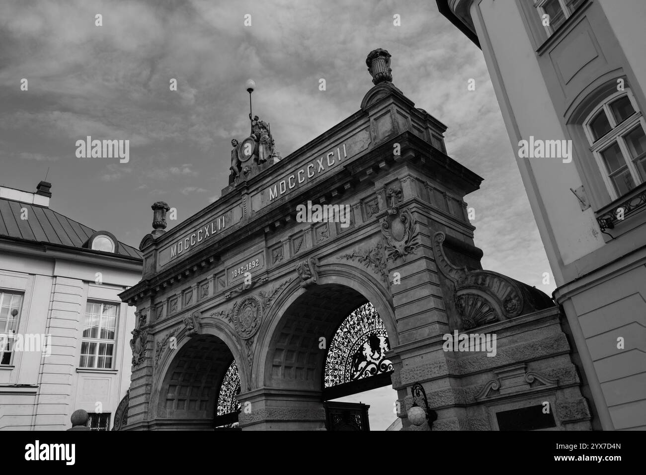 Plzen, Repubblica Ceca - 18 agosto 2024: Pilsner Urquell Plzensky Prazdroj Brewery Historic Jubilee Factory Gate Black and White Foto Stock