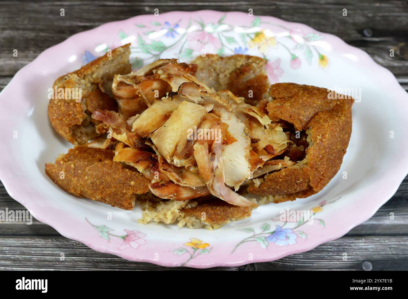 Shawarma di pollo fritto Kibbeh, Kibbeh a base di carne macinata magra speziata e grano bulgur, ripieno con fette di shawerma di pollo, servito di solito Foto Stock