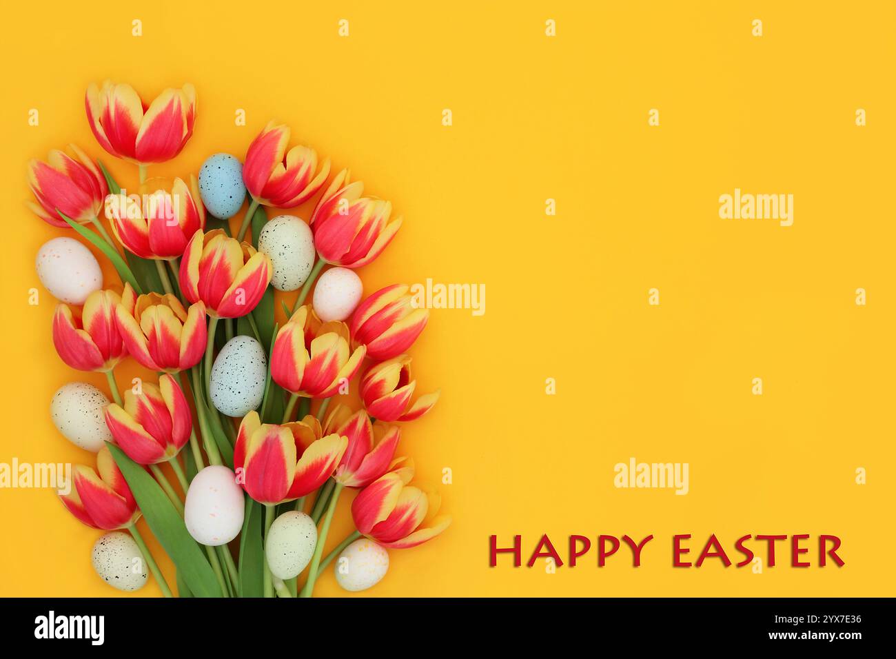 Buon sfondo pasquale con uova, bouquet di fiori di tulipani rossi e gialli e testo. Composizione floreale per biglietto d'auguri, etichetta, etichetta regalo, menu. Foto Stock