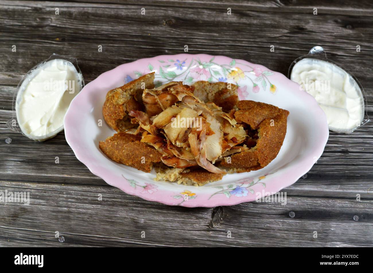 Shawarma di pollo fritto Kibbeh, Kibbeh a base di carne macinata magra speziata e grano bulgur, ripieno con fette di shawerma di pollo, servito di solito Foto Stock