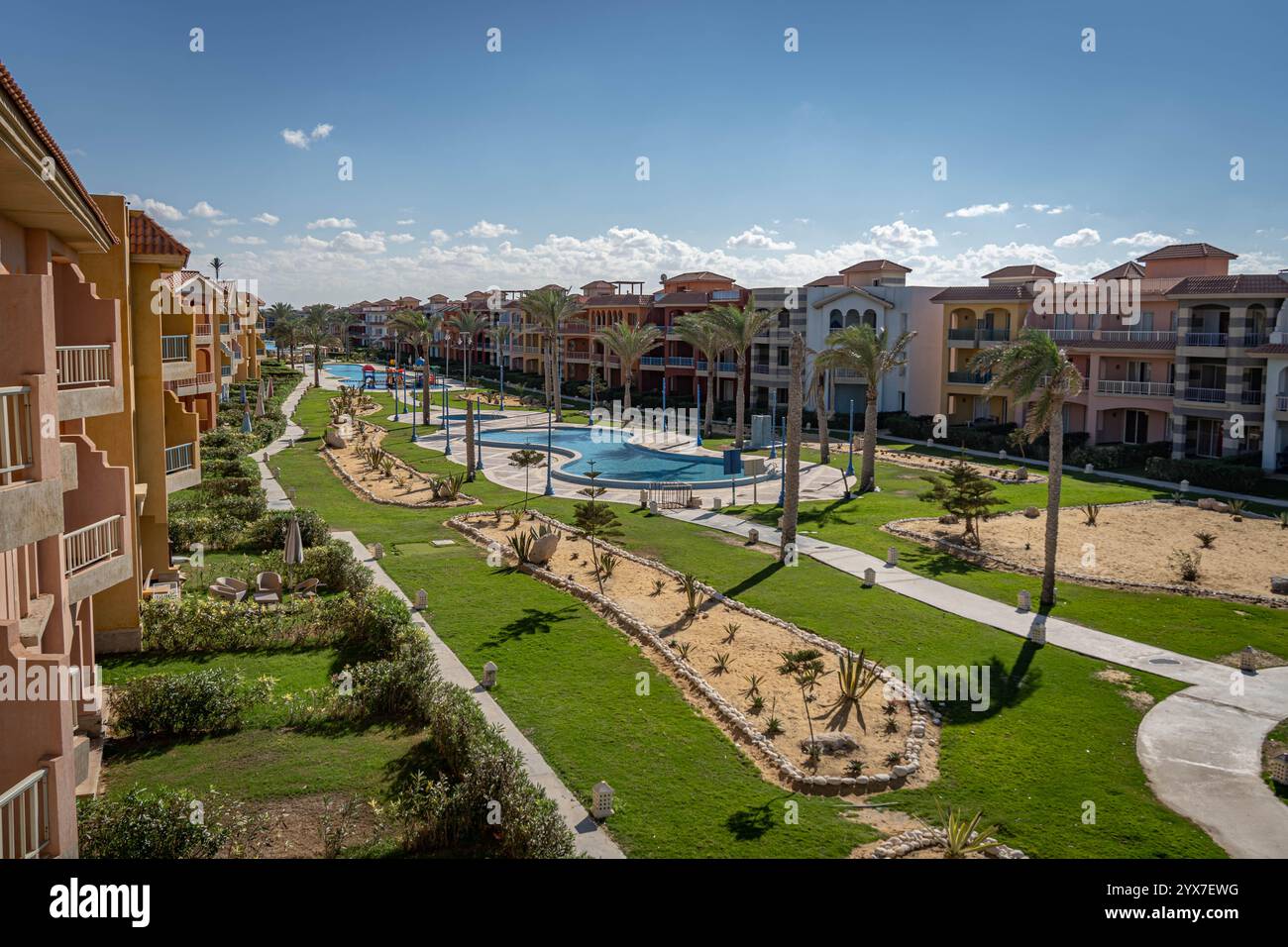 Il Blue Porto Matruh Resort di Mersa Matruh, Egitto, offre appartamenti di lusso, giardini vivaci, piscine e servizi per famiglie. Foto Stock