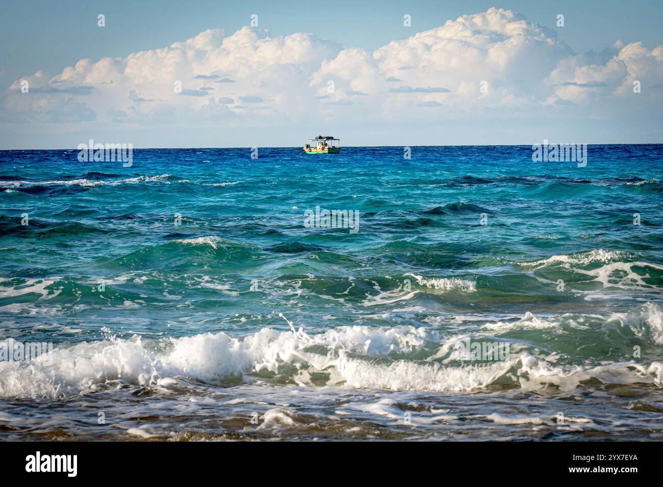 Le onde turchesi del Mediterraneo abbracciano dolcemente le sabbie dorate di Mersa Matruh, Egitto, un paradiso costiero rinomato per la sua bellezza serena. Foto Stock