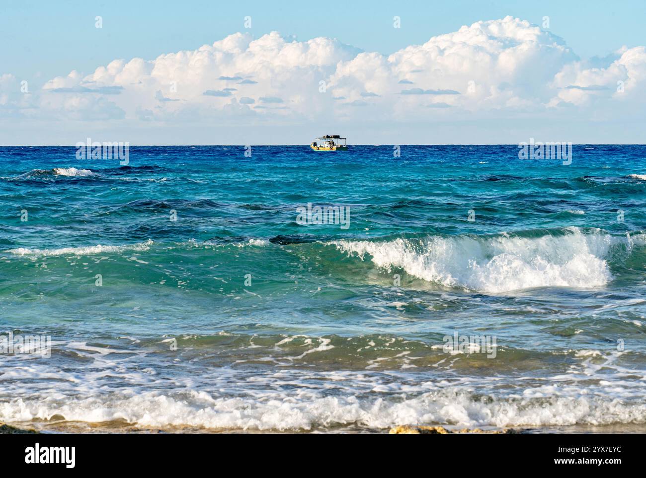 Le onde turchesi del Mediterraneo abbracciano dolcemente le sabbie dorate di Mersa Matruh, Egitto, un paradiso costiero rinomato per la sua bellezza serena. Foto Stock