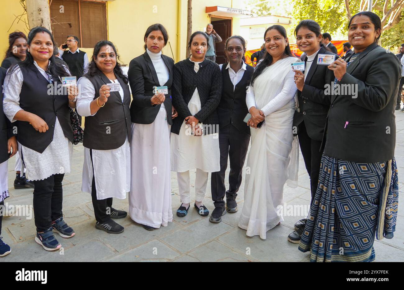 Beawar, Rajasthan, India, 13 dicembre 2024: I sostenitori mostrano la loro carta d'identità al loro arrivo per esprimere i loro voti per le elezioni dell'ordine degli avvocati distrettuale, a Beawar. Le elezioni annuali di circa 230 associazioni di avvocati, tra cui la Rajasthan High Court Bar Association, Jaipur, e la District Bar Association, e altre si sono svolte venerdì. Migliaia di avvocati hanno esercitato il loro franchising. Crediti: Sumit Saraswat / Alamy Live News Foto Stock