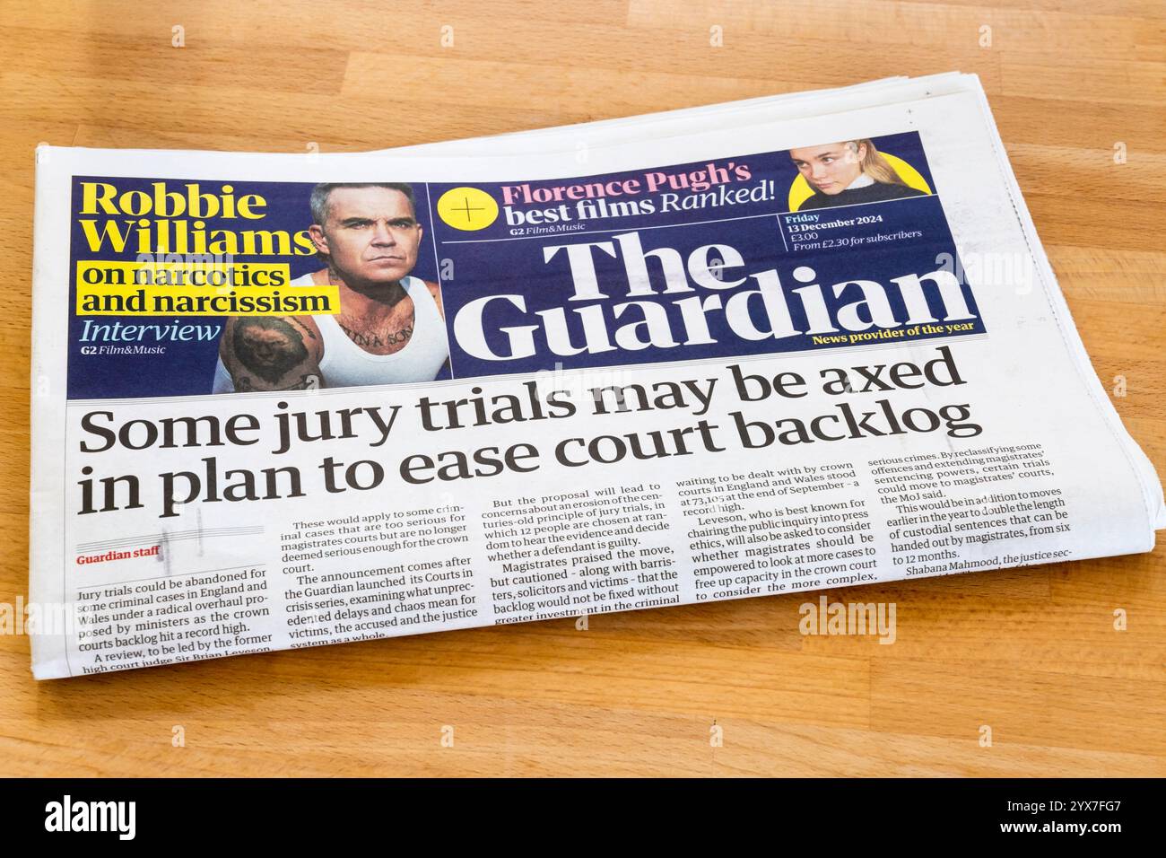 13 dicembre 2024. Il titolo di The Guardian legge che alcuni processi della giuria potrebbero essere vanificati in piano per alleggerire gli arretrati del tribunale. Foto Stock