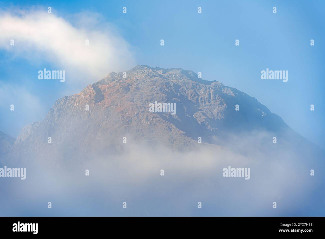 Maestosa vetta di montagna con cielo blu e nuvole di neve in nuova Zelanda Foto Stock