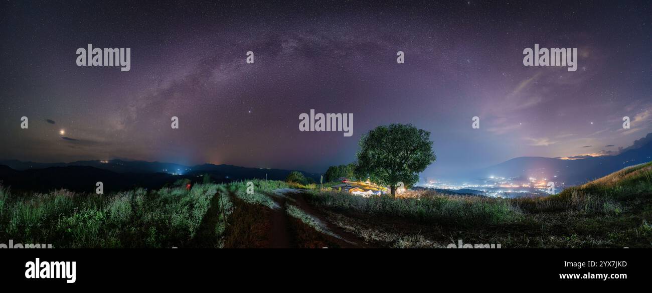 Panorama della via Lattea con stelle sul grande albero sulla collina di notte a Mon Meoun Mak, Mae Jam, Chiang mai, Thailandia Foto Stock