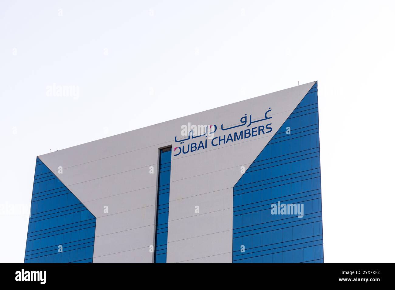 Una vista ravvicinata della parte superiore dell'edificio della sede centrale di Dubai Chambers e del logo bilingue. Foto Stock
