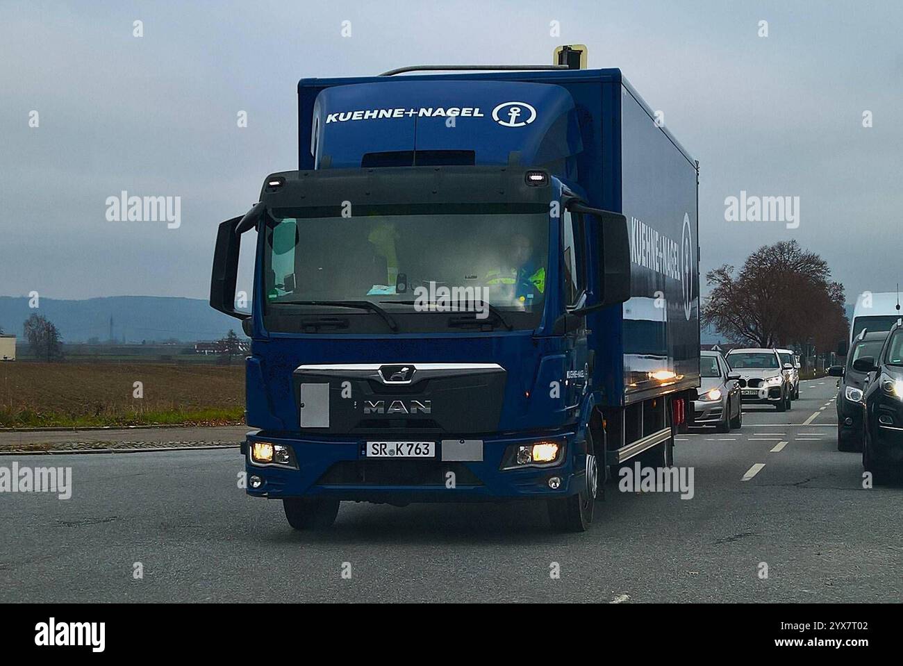 MAN - LKW der Kühne und Nagel Spedition. Die Kühne und Nagel International AG ist ein börsennotiertes, International tätiges Logistik- und Gütertransportunternehmen mit Sitz in Schindellegi, Schweiz. DAS Geschäft gliedert sich in Die Bereiche Seefracht, Luftfracht, Landverkehr und Kontraktlogistik. DAS Unternehmen ist in rund 100 Ländern vertreten *** autocarro MAN di Kuehne und Nagel Spedition Kuehne und Nagel International AG è una società di logistica e trasporto merci quotata e attiva a livello internazionale con sede a Schindellegi, in Svizzera, l'attività è suddivisa in settori di trasporto marittimo, Foto Stock