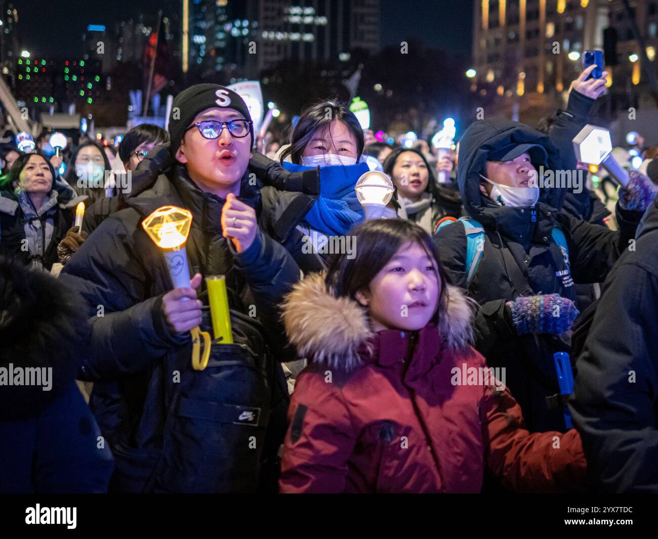 I manifestanti celebrano nei pressi dell'Assemblea nazionale a Seoul, Corea del Sud, sabato 14 dicembre 2024. Yoon fu incriminato per il suo tentativo di legge marziale con un voto di 204-85. Foto di Thomas Maresca/UPI credito: UPI/Alamy Live News Foto Stock