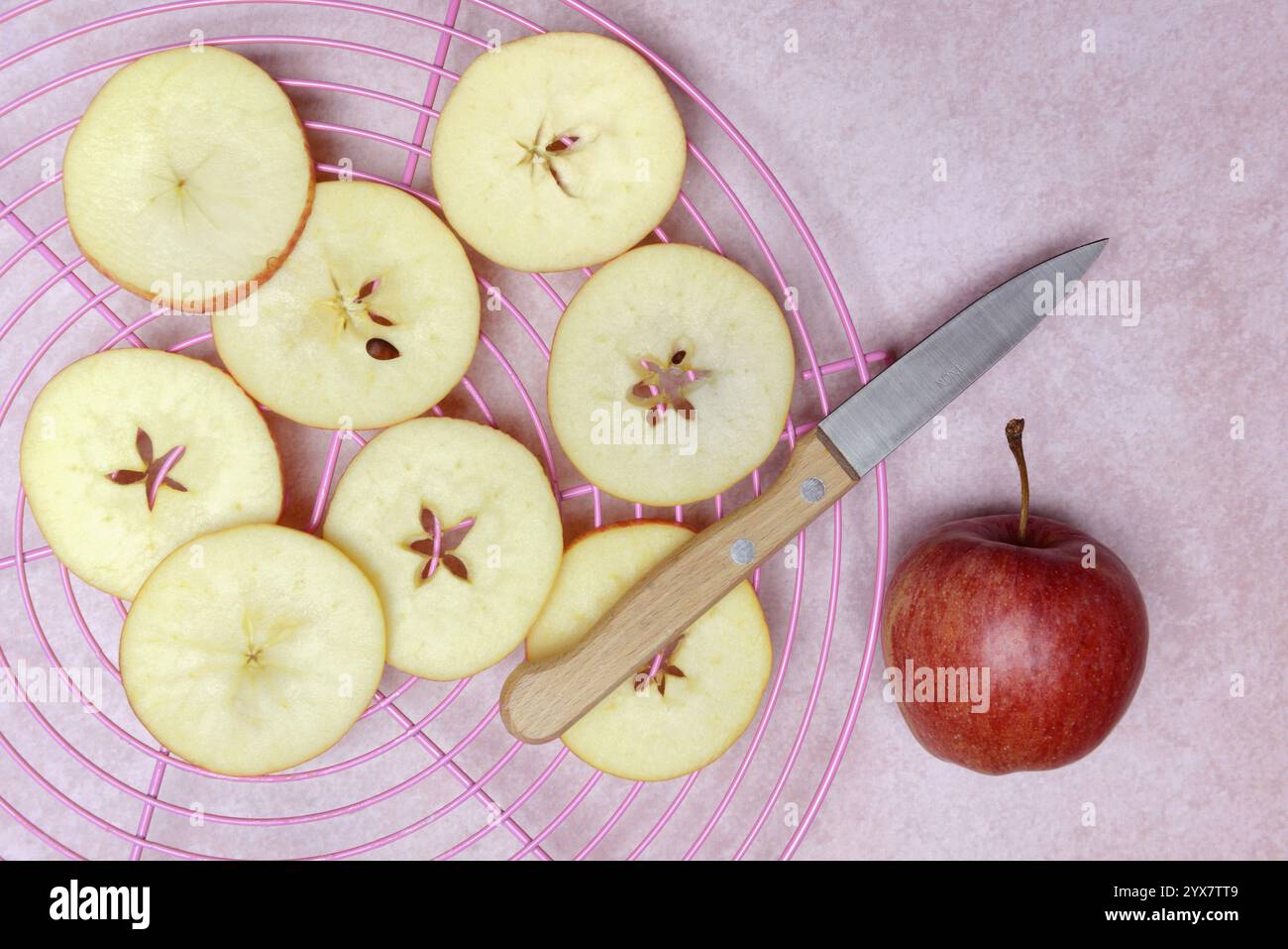 Anelli di mela e mele, fette di mela sulla griglia Foto Stock