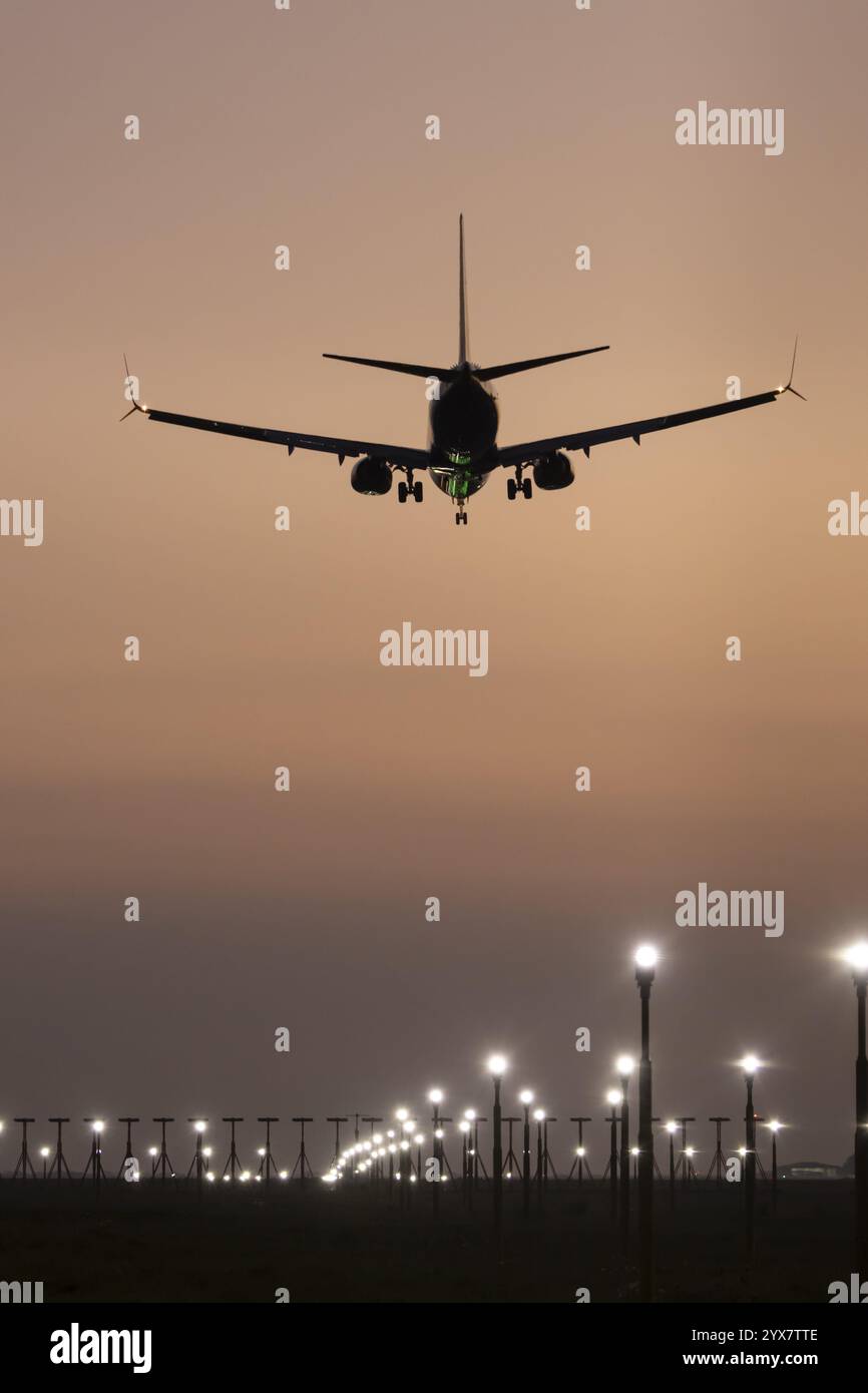 Boeing 737 aeromobili da passeggeri in avvicinamento per atterrare al tramonto sui fari di atterraggio, aeroporto di Londra Stansted, Essex, Inghilterra, Regno Unito, Europa Foto Stock