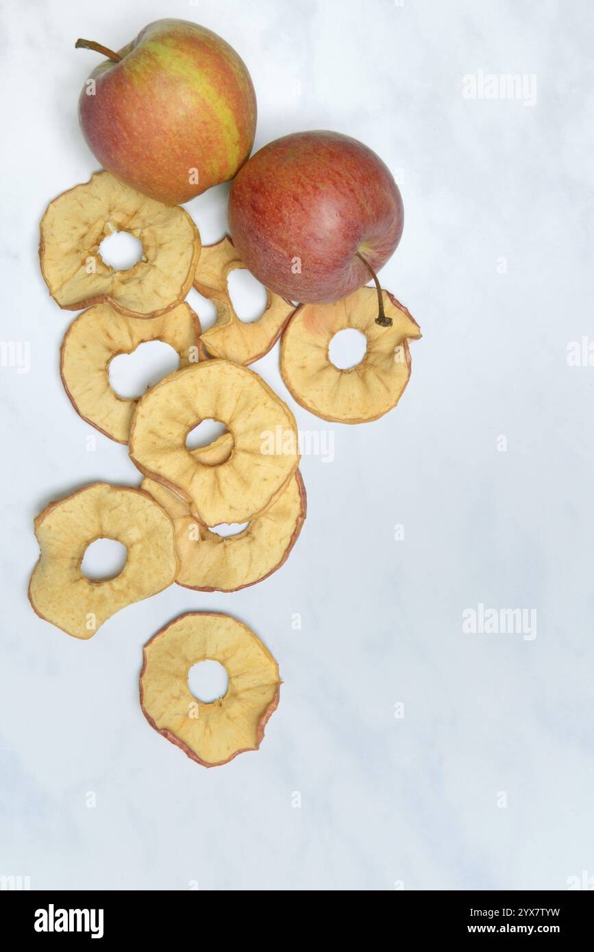 Anelli di mele secchi e mele, frutta secca Foto Stock