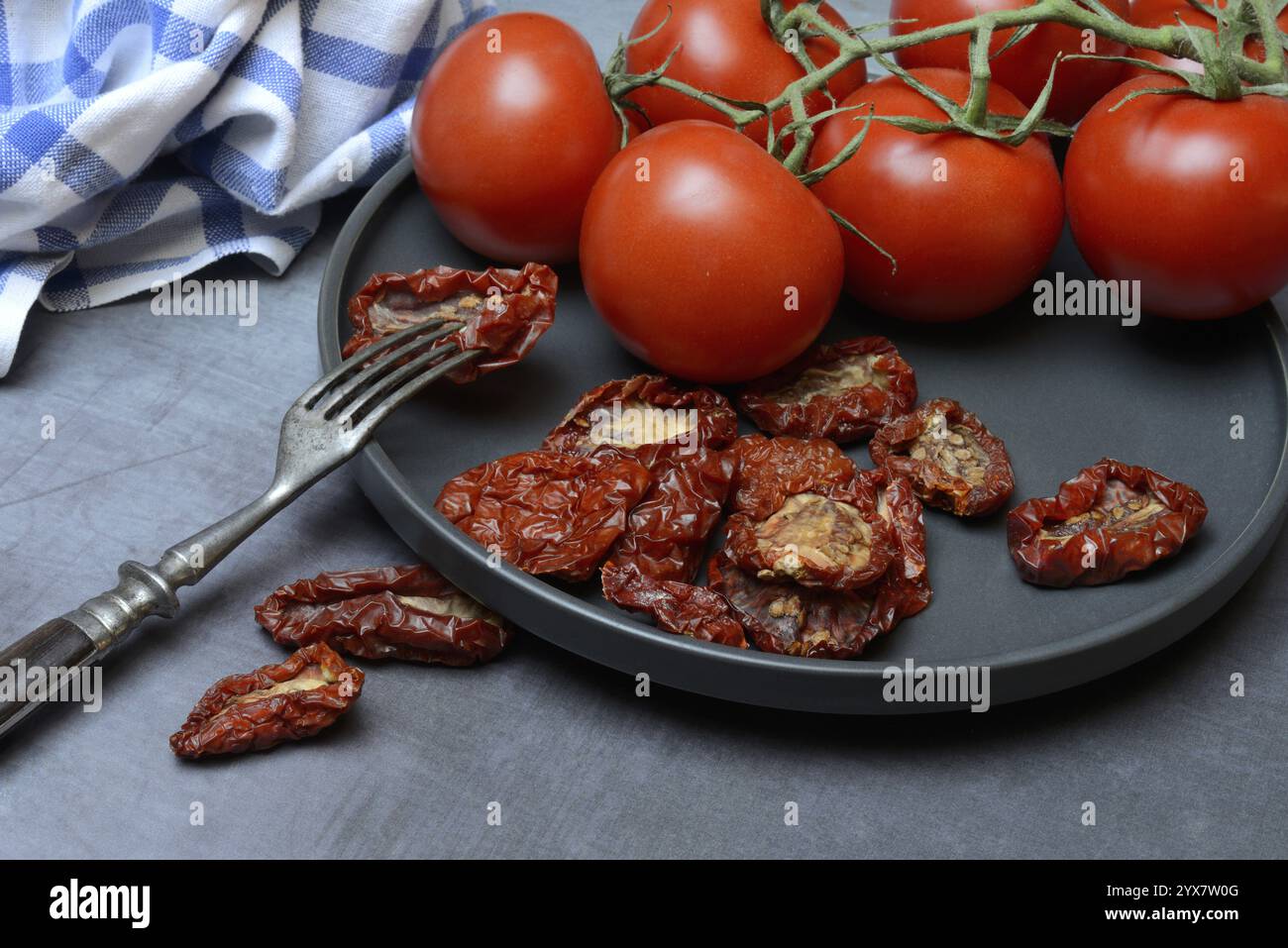Pomodori freschi e secchi su un piatto, Solanum lycopersicum Foto Stock
