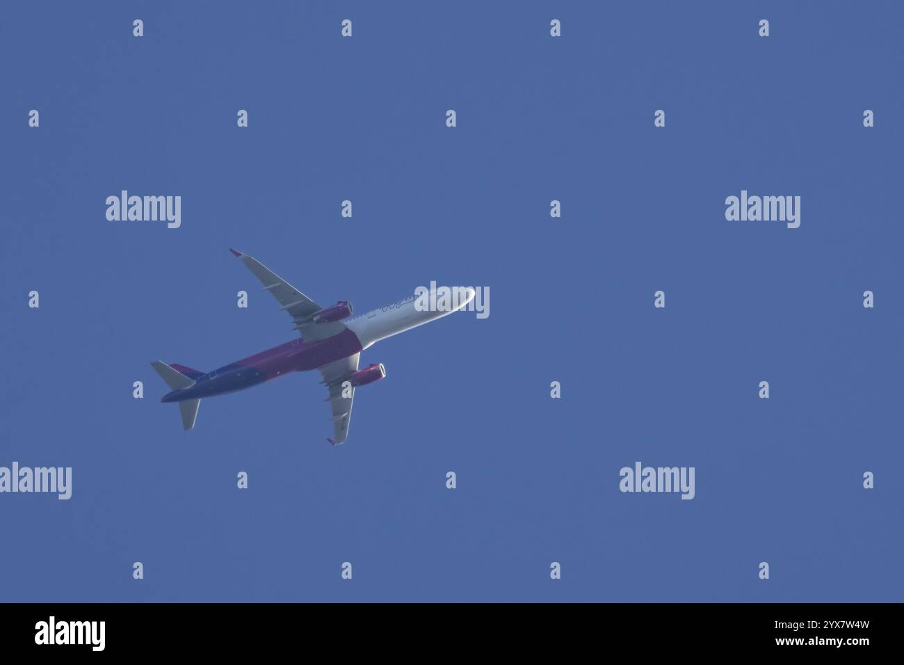 Airbus A321 aerei passeggeri di Wizz Air che volano in un cielo blu, Inghilterra, Regno Unito, Europa Foto Stock