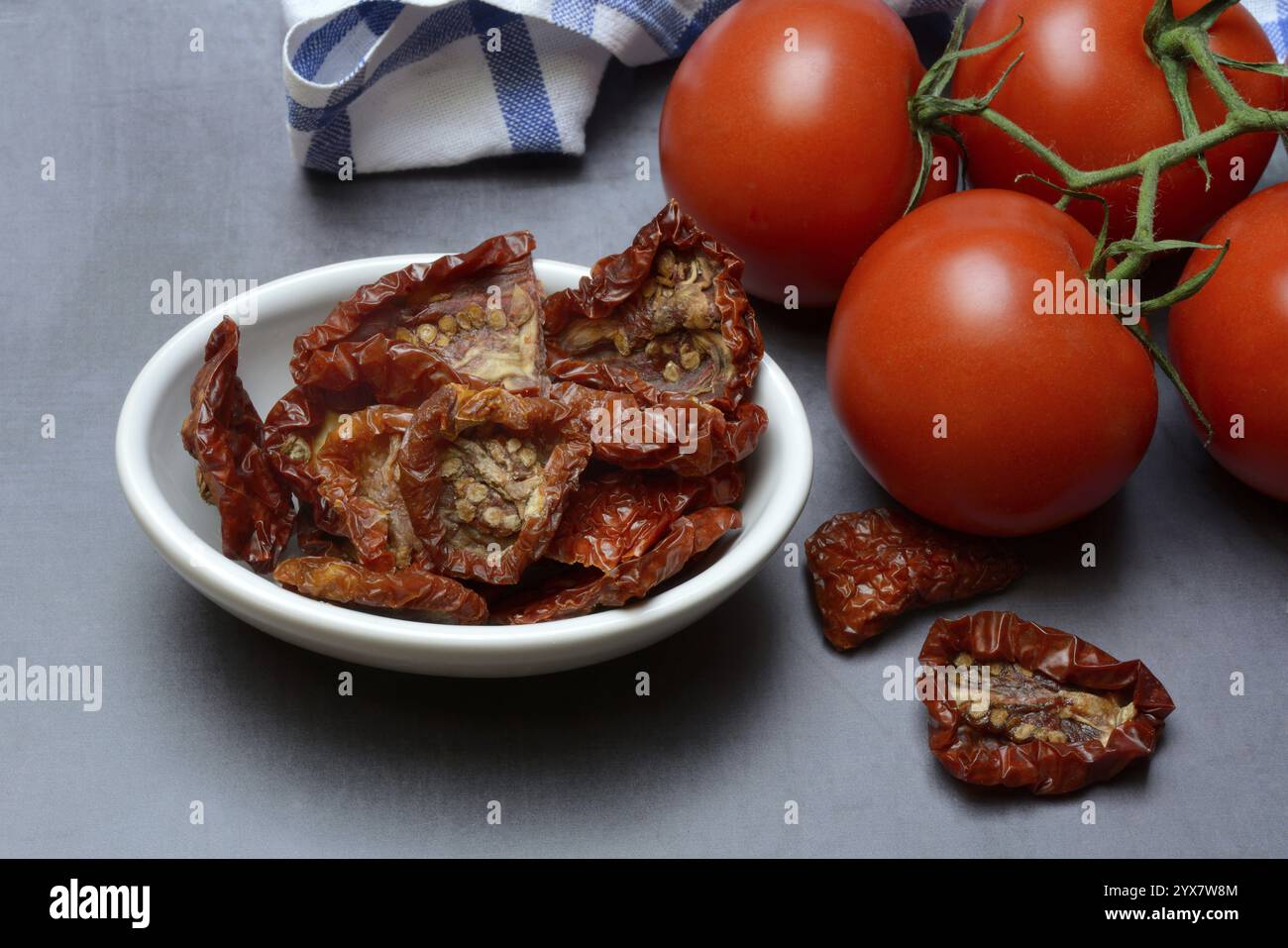Pomodori freschi e secchi, Solanum lycopersicum Foto Stock