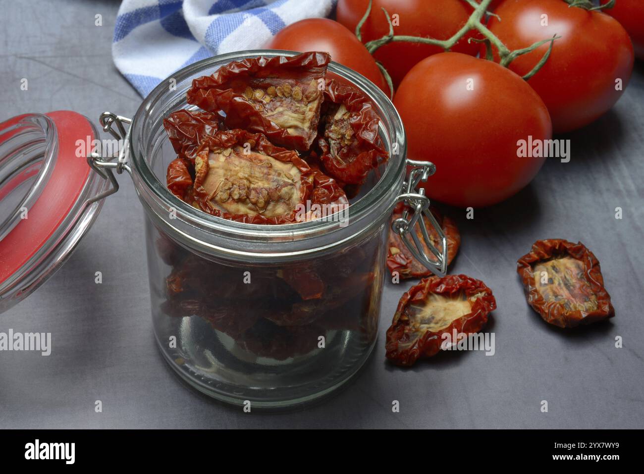 Pomodori freschi e secchi, Solanum lycopersicum Foto Stock
