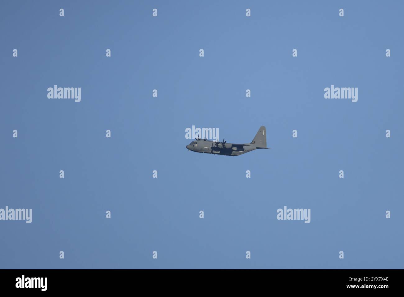 Lockheed C-130 Hercules aereo militare dell'USAF United States Air Force che vola in un cielo blu, Inghilterra, Regno Unito, Europa Foto Stock